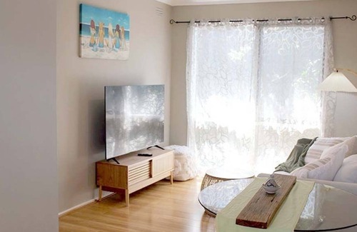 Ocean Grove Cabaña | Private renovated duplex cottage. Beach and shops, markets, parkland close by.
