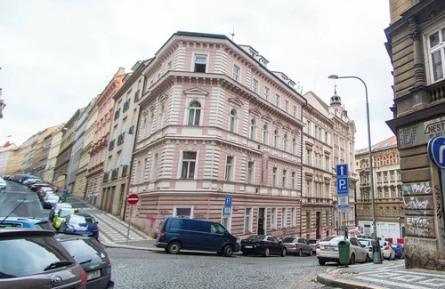 Zizkov Apartamento | Private Retreat Close to Train and Bus Stations in Praha 3
