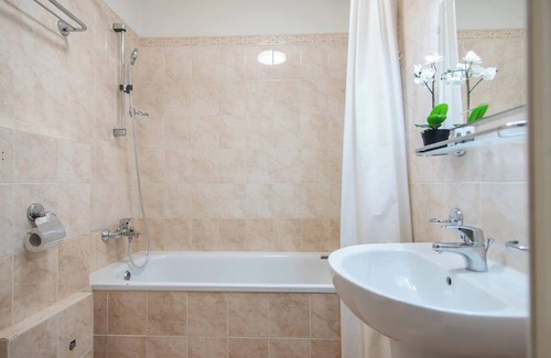 Zizkov Apartamento | Private Retreat Close to Train and Bus Stations in Praha 3