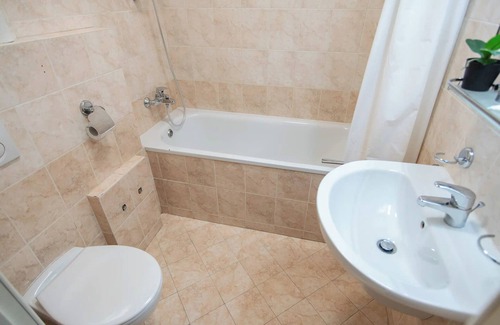 Zizkov Apartamento | Private Retreat Close to Train and Bus Stations in Praha 3