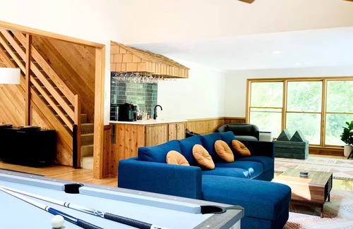 Wardensville Cabina | Private Retreat for 13 - Hot Tub, Fire Pit & More