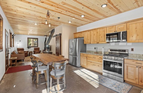 Rapid City Cabina | Private retreat, new hottub, peaceful views, and perfectly located to explore