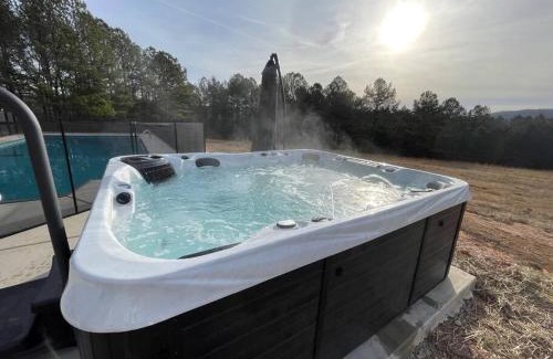 Summerville Casa | Private Retreat! Pool, Hot Tub, Awesome Views, Washer & Dryer, Wi-Fi, Near Rome, GA