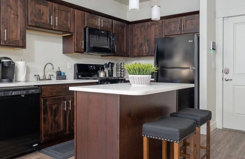 Central City Apartamento | Private Retreat in Dwntwn*Close to Skiing*Hot Tub