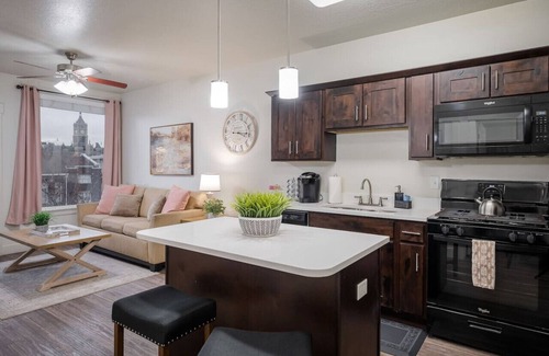 Central City Apartamento | Private Retreat in Dwntwn*Close to Skiing*Hot Tub