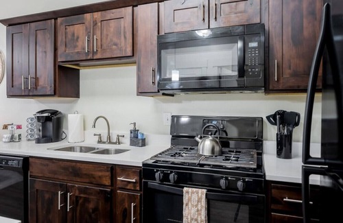 Central City Apartamento | Private Retreat in Dwntwn*Close to Skiing*Hot Tub
