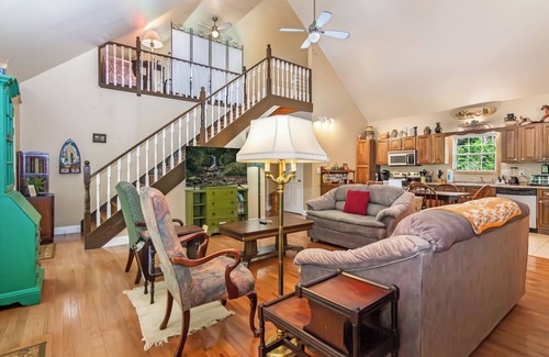Blairsville Casa | Private River Access! 5 minutes to town, Hot tub, Games, Dog Friendly, firepit
