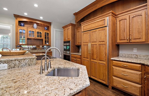 Kankakee Casa | Private Riverbank 27-acre Estate 1 hr from Chicago -- 3 King Bedrooms!