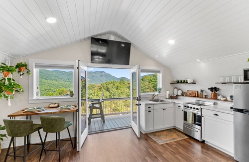 Frank Casa | Private Romantic Loft with a VIEW! Heartbeat Area for Hiking & Waterfalls!
