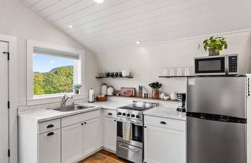 Frank Casa | Private Romantic Loft with a VIEW! Heartbeat Area for Hiking & Waterfalls!