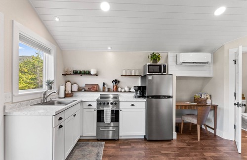 Frank Casa | Private Romantic Loft with a VIEW! Heartbeat Area for Hiking & Waterfalls!