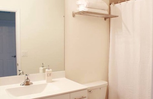 Miami Lakes Casa | Private Room #2 / Pool / Gym / Wifi / Parking Free