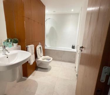 North West Casa | Private room and bathroom in shared flat with parking