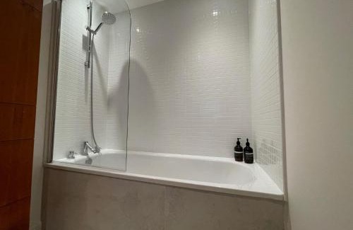 North West Casa | Private room and bathroom in shared flat with parking