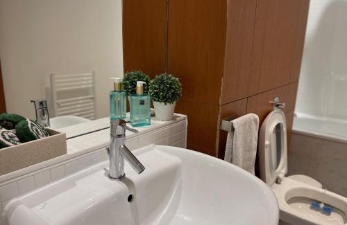 North West Casa | Private room and bathroom in shared flat with parking
