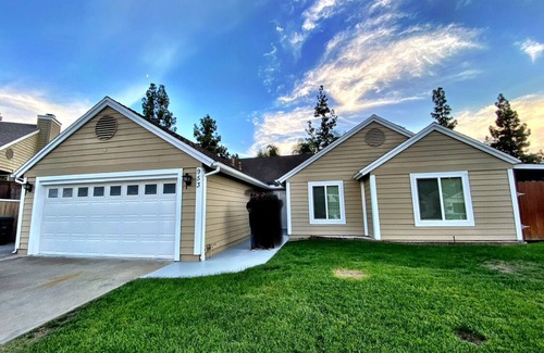 Country Club Casa | Private Room available in 3 bedroom house with Pool and Jacuzzi