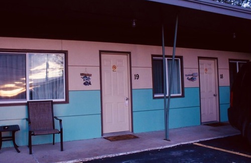 Onalaska Casa | Private Room + Bath in Nostalgic Motel Overlooking Lake Onalaska