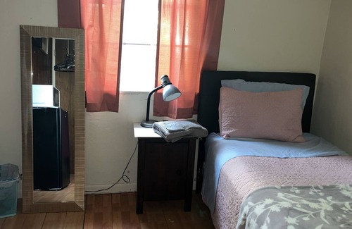 Boulevard Heights Casa | Private room for rent