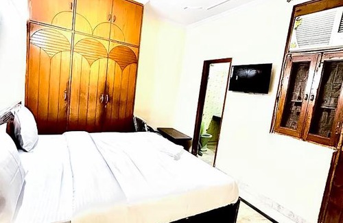 Block E Hotel | Private room in Kalka ji