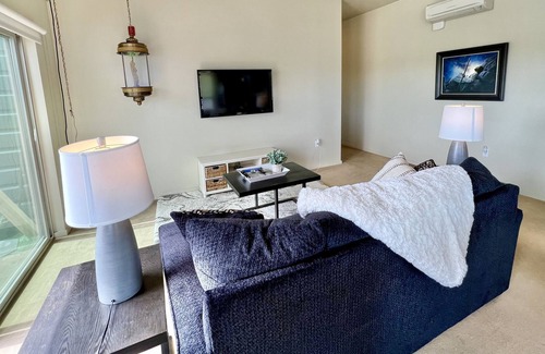 East End Apartamento | Private room in modern building top floor corner. Greenbelt and mountain views!