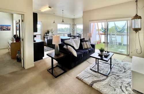 East End Apartamento | Private room in modern building top floor corner. Greenbelt and mountain views!
