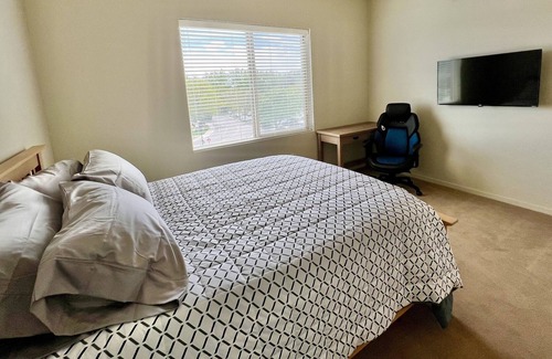 East End Apartamento | Private room in modern building top floor corner. Greenbelt and mountain views!