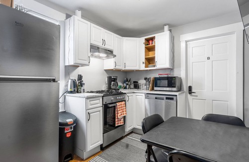 Columbus Park - Andrew Square Apartamento | Private Room in Newly Updated Apt minutes to beach