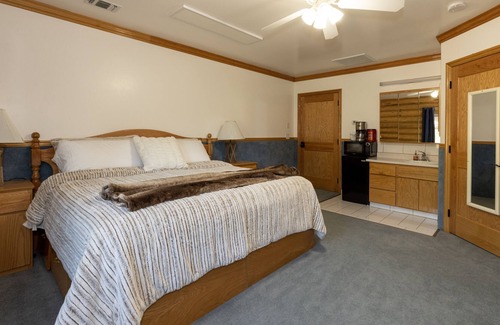 Hot Springs Cabina | Private Room in Rustic Cabin - Room 229