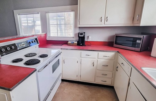 Eastman Cabaña | Private Room in The Cottage on 5th in Downtown Eastman