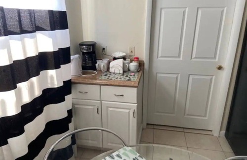 West Little Havana Casa | Habitación Privada cerca del Aeropuerto de Miami – Estacionamiento Gratis