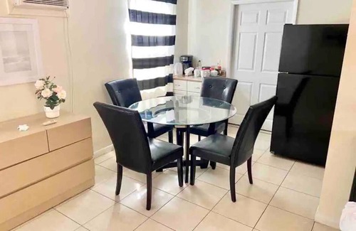 West Little Havana Casa | Habitación Privada cerca del Aeropuerto de Miami – Estacionamiento Gratis