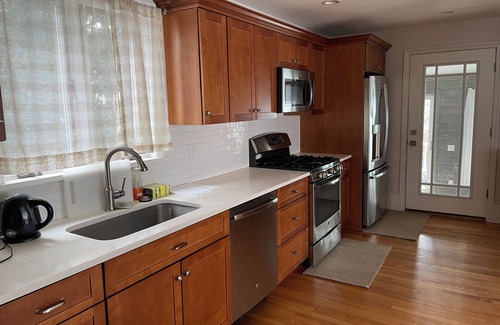 Everett Casa | Private room/shared 2 bathroom/full equipped kitchen/Free Parking/Close to T