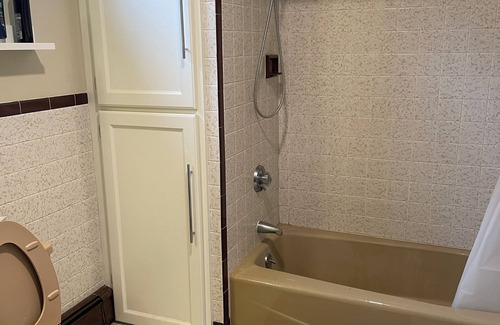 Everett Casa | Private room/shared 2 bathroom/full equipped kitchen/Free Parking/Close to T