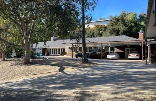 Encino Casa | Private Room View Pool Big Estate Oasis Extra Fee 4 Guest Clea-ning Pet WOMEN ONLY