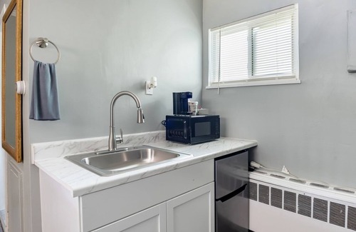 Riverview Apartamento | Private Room w/ Bath & Kitchen Access in Brownstown