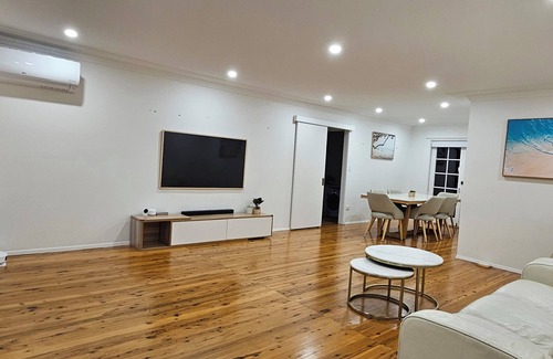 East Lindfield Casa | Private Room with shared bathroom