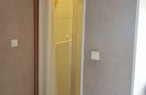 Saint-Herblain Cama Y Desayuno | Private room with independent access, 2 steps from Polyclinic, Zénith, 20min from the center of Nantes