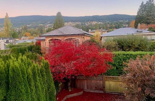 West Vancouver Casa | Private Room with Mountain view