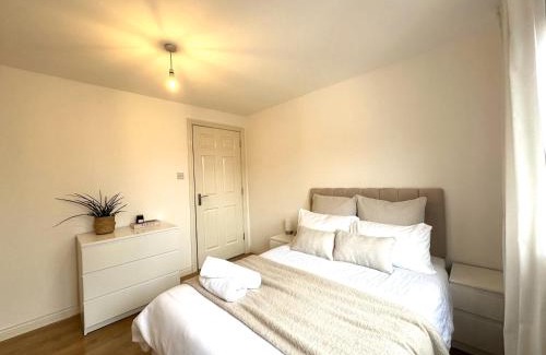 Rutherglen Casa | Private room with en-suite and parking in shared flat