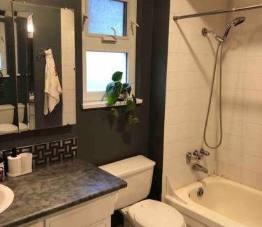 Richmond Casa | private room with queen bed in richmond 202