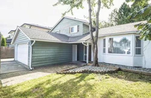 Richmond Casa | private room with queen bed in richmond 202