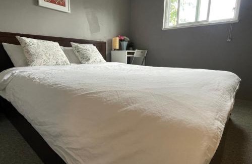 Richmond Casa | private room with queen bed in richmond 202