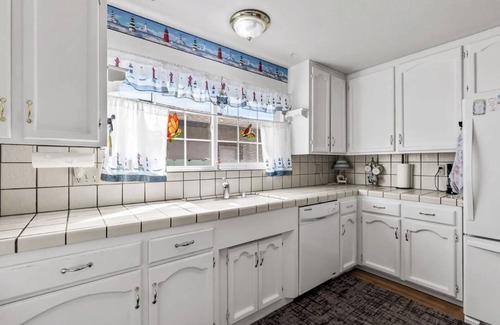 Marina Casa | Private Room with Share Bathroom and Kitchen