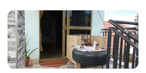 Kampala Cama Y Desayuno | Private room wz full DStv Package, Patio & Kitchenette