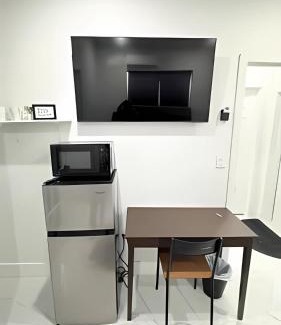 West Little Havana Casa | Private Rooms close to Miami Airport - Free parking - 01