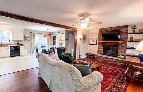 Evans Casa | Private Rustic 3BR Quaint Cottage on Pond in woods - Close to Evans Town Center