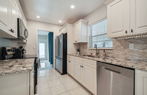 Spring Hill Casa | Private Salt Water Pool, expansive patio + outdoor kitchen