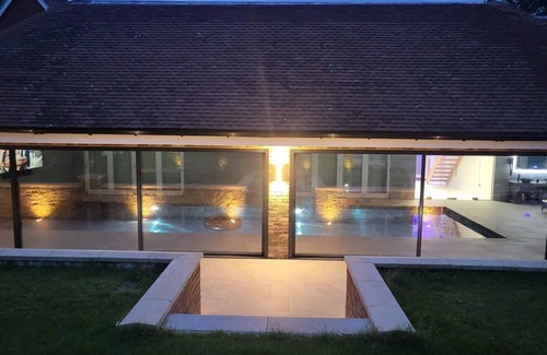 Warnham Apartamento | Private secluded apartment with pool, hot tub, sauna and steam room just for you