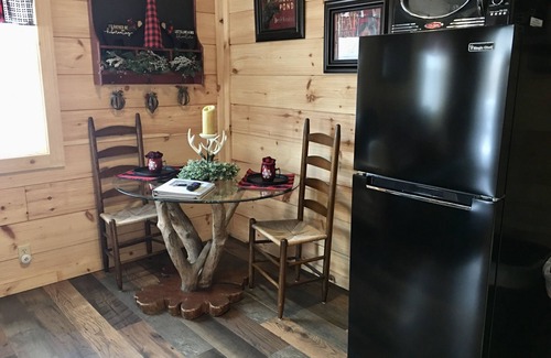 Bladensburg Cabina | Private Secluded Cabin w/hot tub