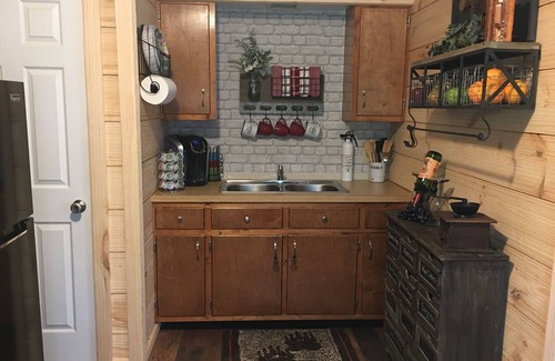 Bladensburg Cabina | Private Secluded Cabin w/hot tub